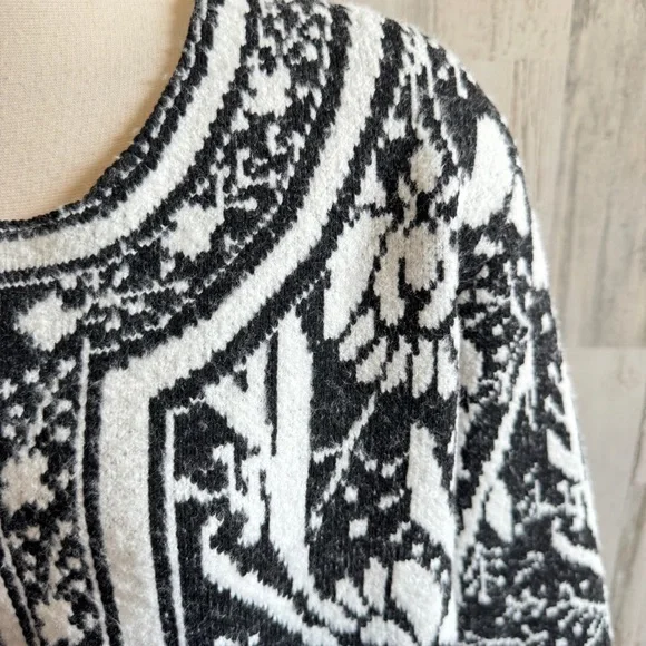 NWTs Elegant Black and White Floral Cardigan Size Medium - Picture 8 of 9